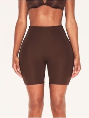 NWT Skims Body Hip Enhancing Mid Thigh Padded Shorts